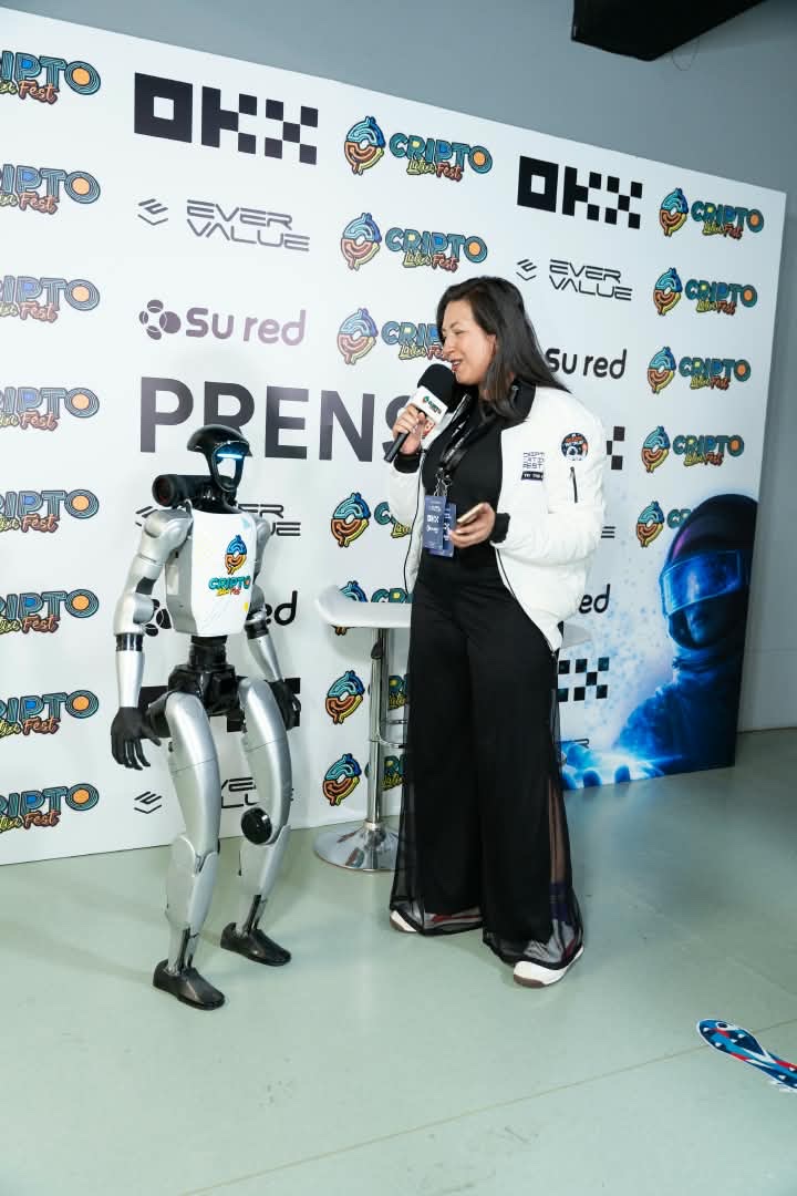 Katha Jiménez entrevistando a un robot humanoide en Cripto Latin Fest
