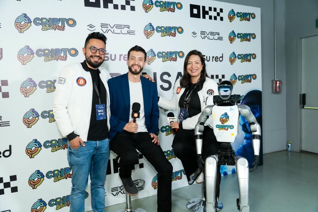 Katha Jiménez junto a participantes y un robot durante Cripto Latin Fest