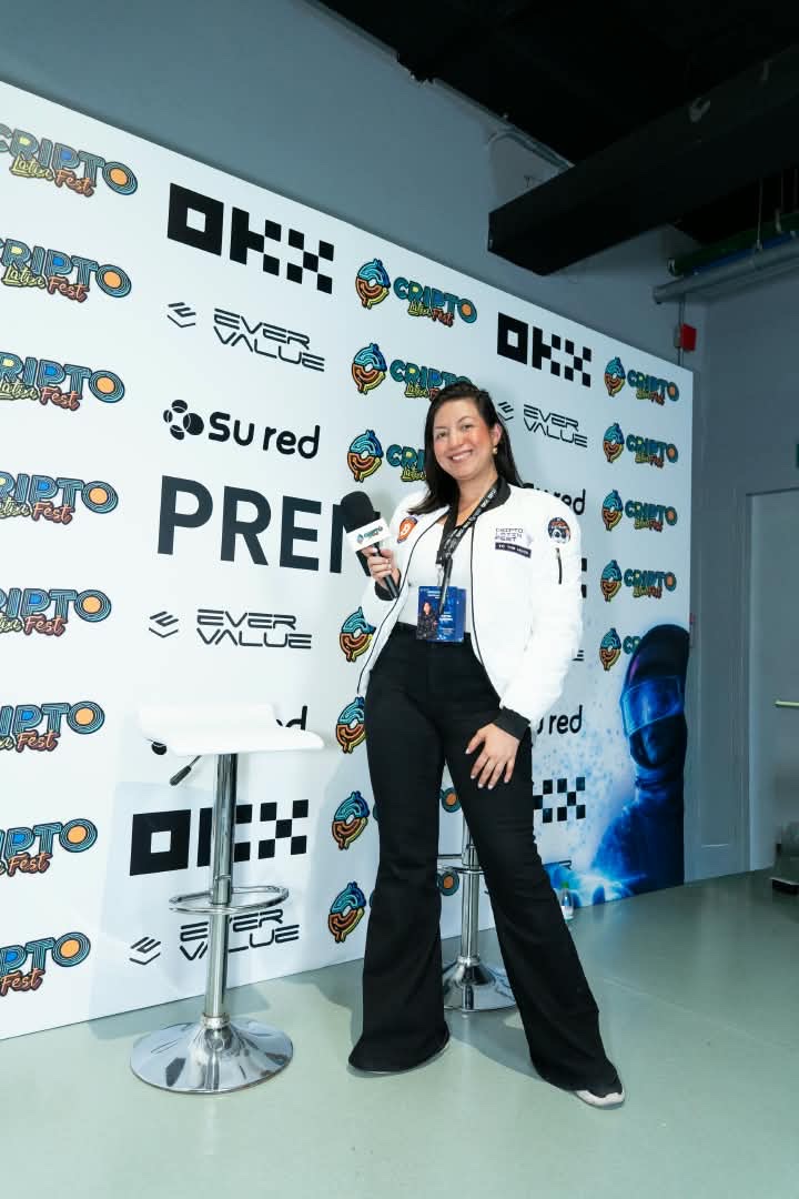 Katha Jiménez con un micrófono durante Cripto Latin Fest