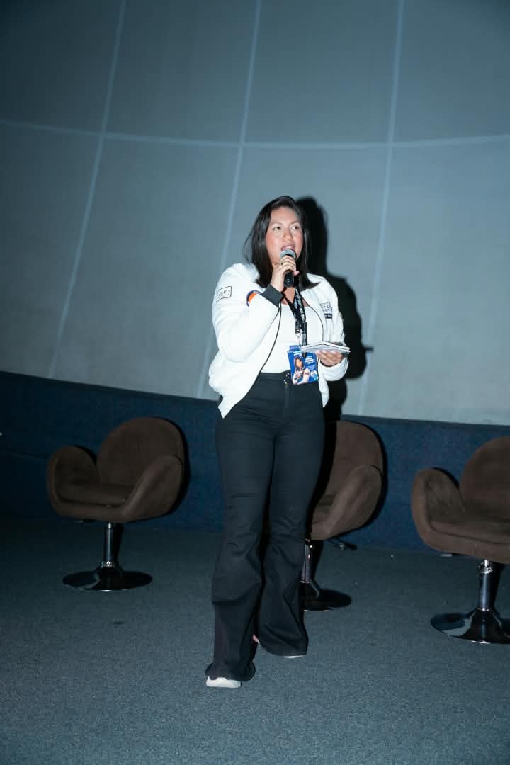 Katha Jiménez hablando con micrófono sobre un escenario
